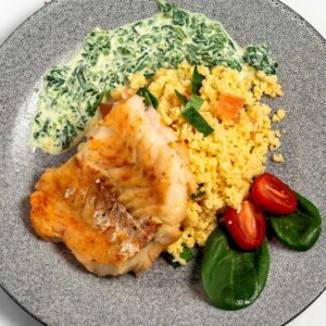 treska-s-kuskusom-s-shpinatno-slivochnym-sousom